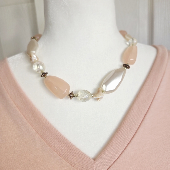 Jewelry - Chic Beaded Necklace in Pink and Cream